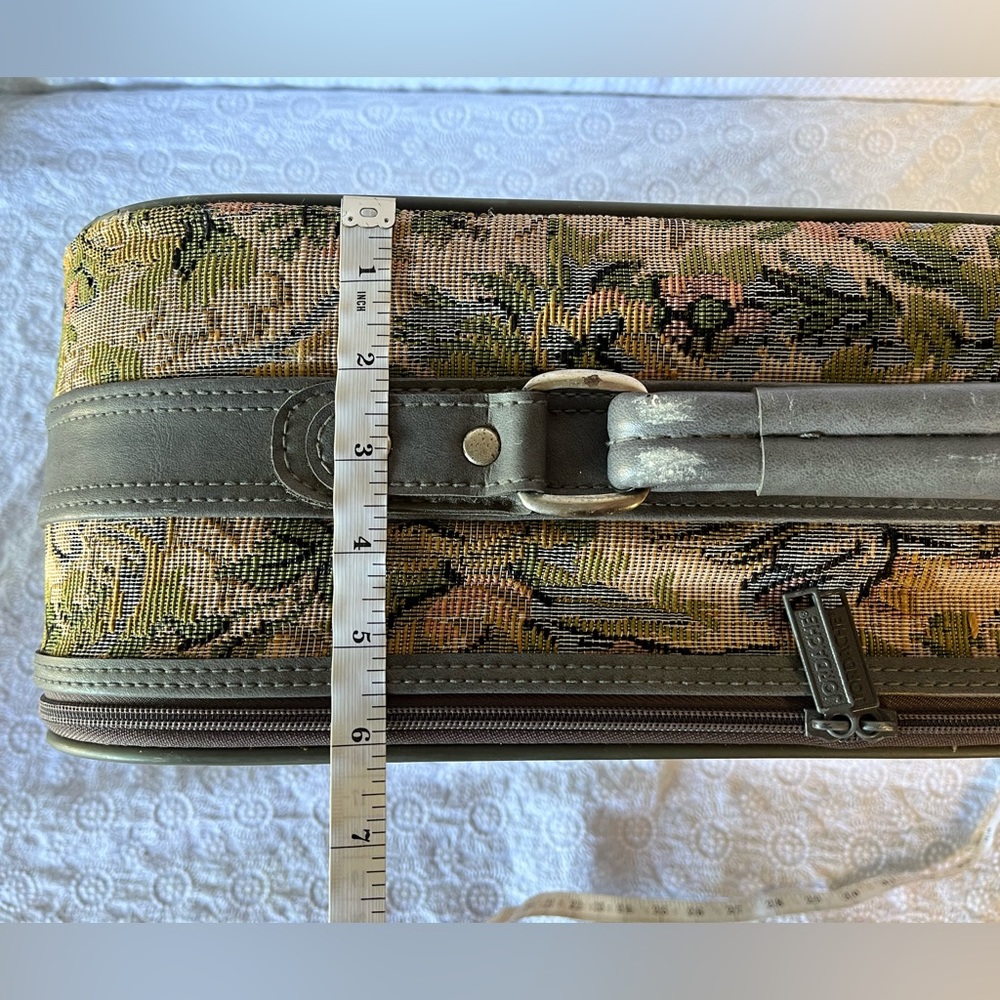 Vintage Jordache Tapestry Carry-on Luggage Suitcase 20”Wide x 14”High x 6” Deep - Picture 6 of 16